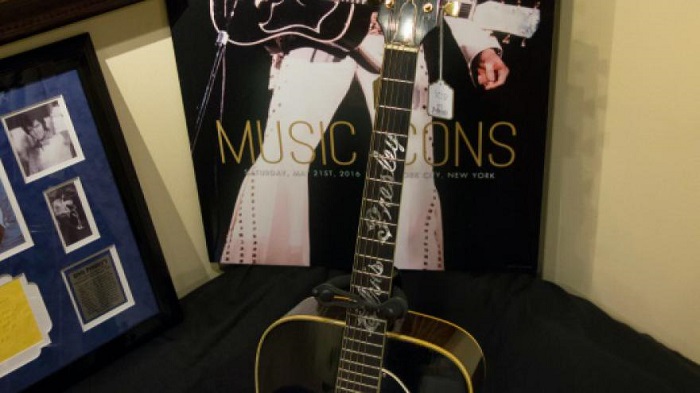 La guitare fétiche d`Elvis Presley vendue 334.000 dollars