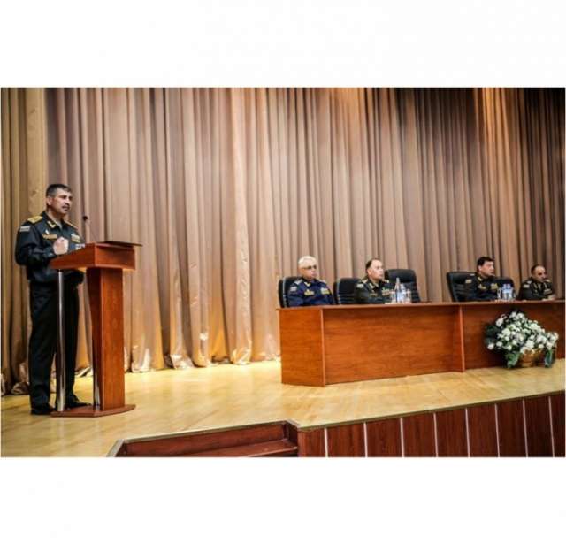 Azerbaijani defense minister meets graduates of Higher Military School
