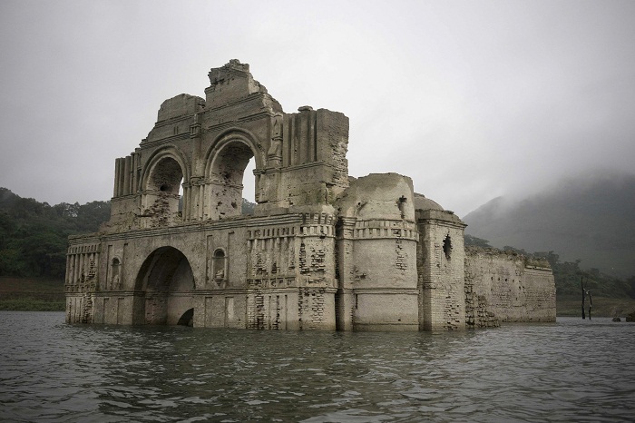 Au Mexique, une église engloutie sous les eaux refait surface