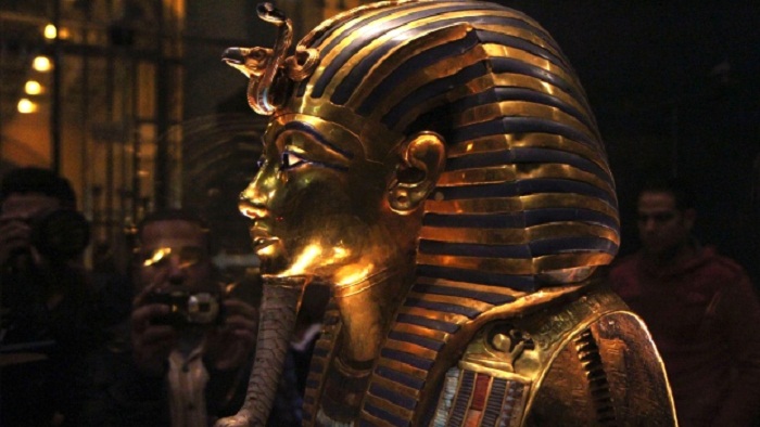 Archaeologists clash in Cairo over Tutankhamun secret burial chambers - VIDEO