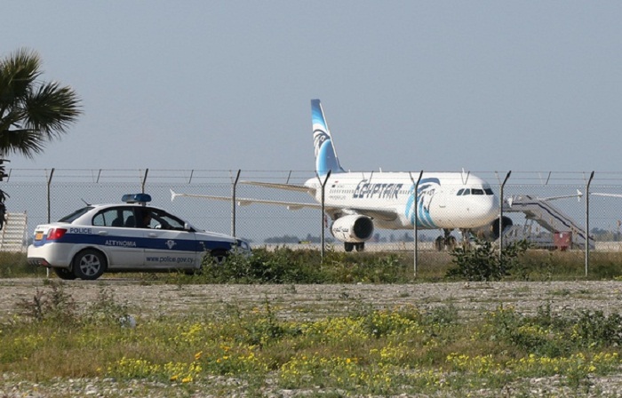 EgyptAir: L`incroyable selfie d`un passager avec le pirate de l`air - PHOTO