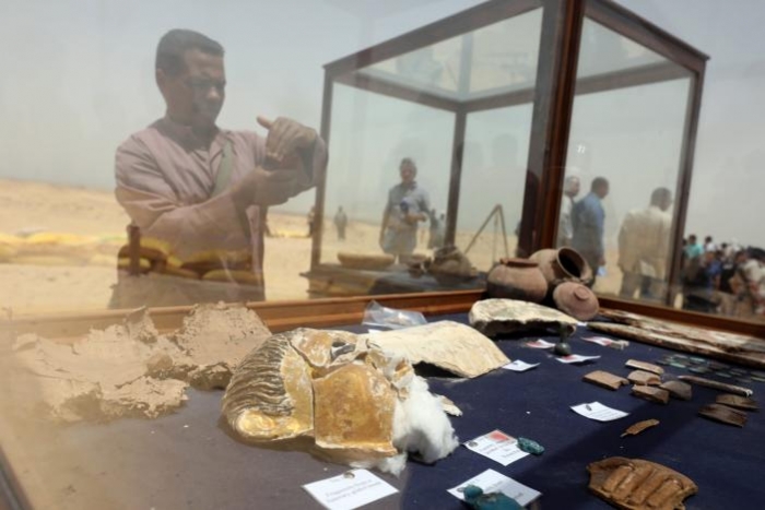 Egypt uncovers chamber of mummies, sees life for tourism