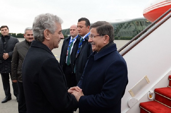 Der türkische Ministerpräsident Ahmet Davutoglu ist zu einem Arbeitsbesuch in Baku eingetroffen