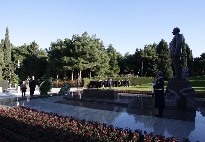 Vorsitzender der türkischen Großversammlung besucht Ehren-und Märtyreralleen in Baku