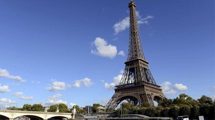 Paris : la métamorphose de la tour Eiffel va commencer