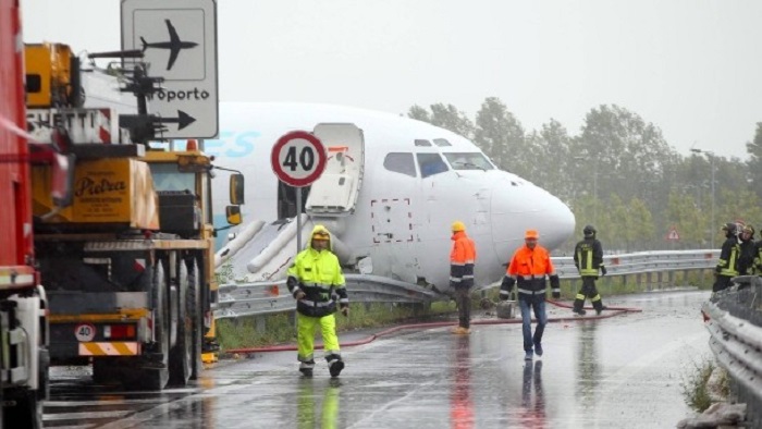 Flugzeug kommt von Landebahn in Bergamo ab