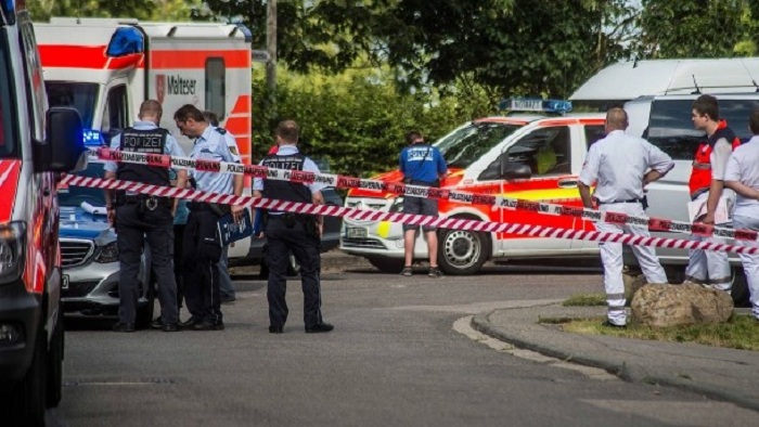 Zwei Menschen auf offener Straße erstochen