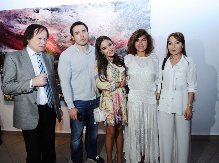 Leyla Aliyeva besucht Einzelausstellung “Umwelt“ der Künstlerin Aida Mahmudova