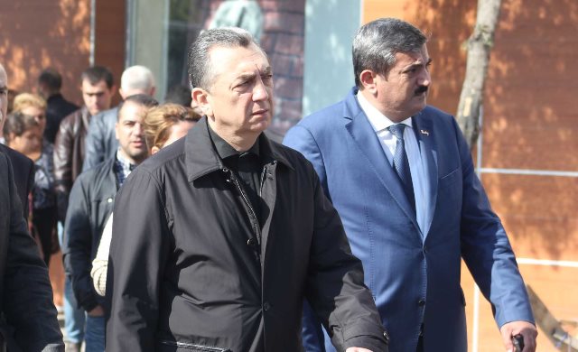 Eldar Əzizov prezidentin dediyi villaları sökdürür