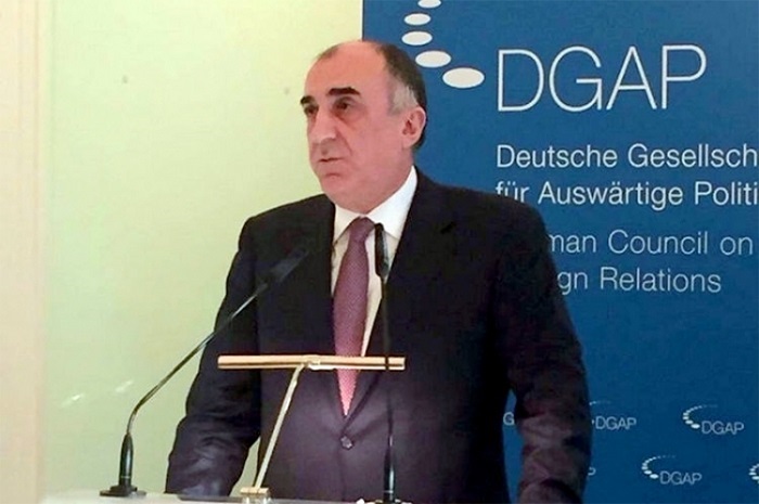 Mammadyarov:“Armenia obviamente viola el derecho internacional humanitario“