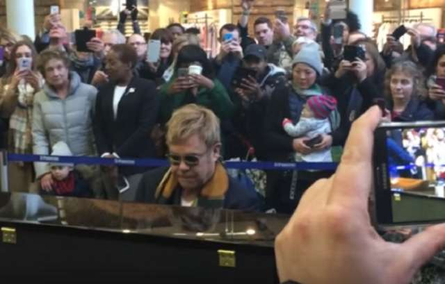 Londres: Elton John en concert surprise à la gare de Saint Pancras - VIDEO