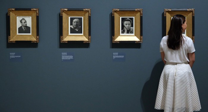 Elton John expone en Londres su colección de fotografías 