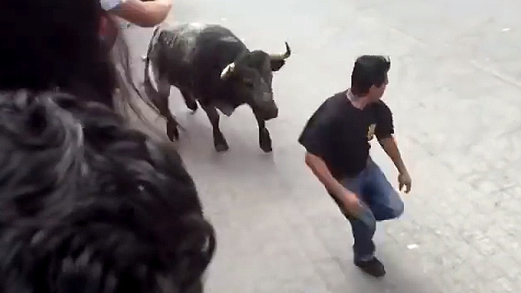  Un toro embiste a un joven en Huamantla, México