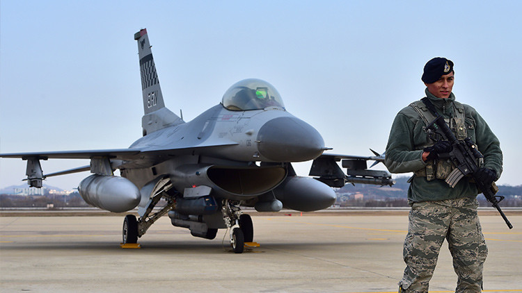 Un enemigo inesperado: Unas bacterias están `devorando` los aviones militares de EE.UU.