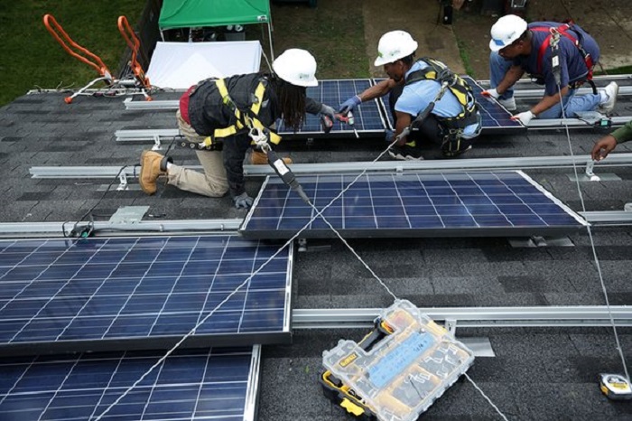 Global clean energy employment rose 5% in 2015, figures show
