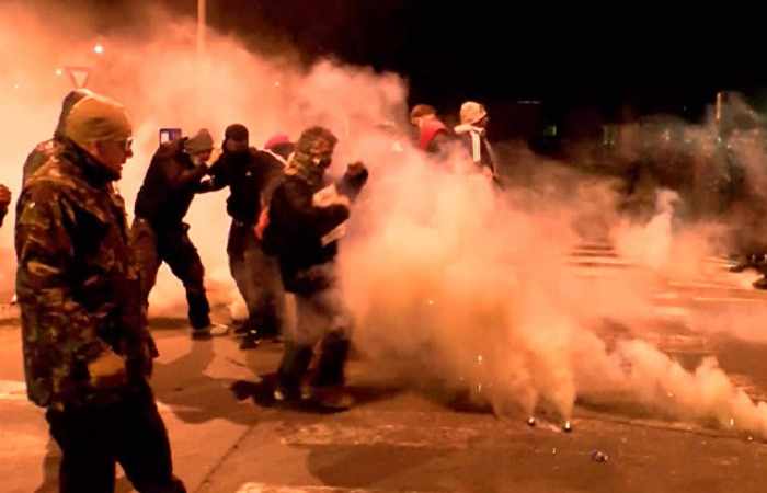 Se enfrentan en el oeste de Francia kurdos y turcos