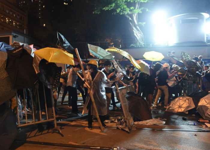 La Policía y manifestantes anti-China se enfrentan en Hong Kong