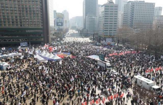 Continúan los enfrentamientos entre policía y manifestantes en Seúl