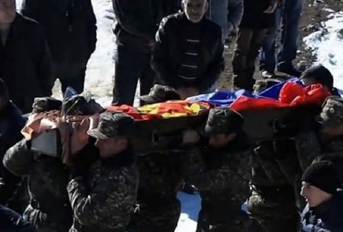 Der Armenier, der in Karabach ermordet wurde,  wurde in die Fahne von PKK eingehüllt