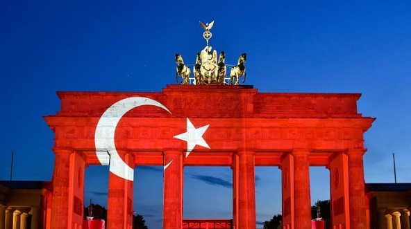 La porte historique de Brandebourg  se mettra aux couleurs du drapeau turc