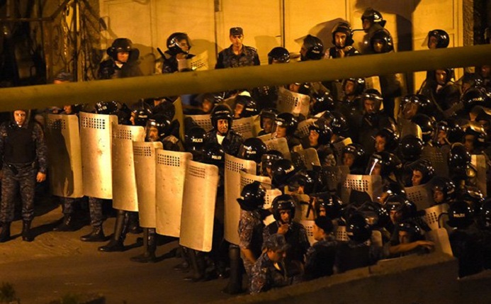 La police arménienne disperse une manifestation à Erevan - VIDEO