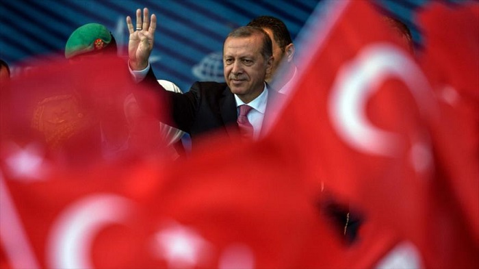 Premier turco compara a Erdogan con un sultán otomano