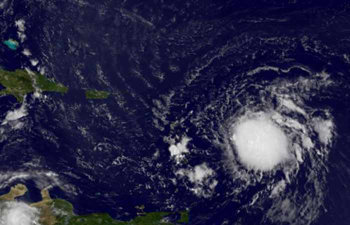 Thousands flee as Cyclone Debbie bears down on Australia
