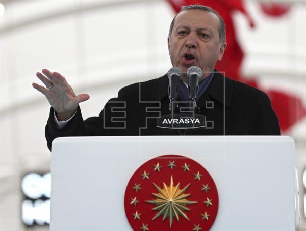 Erdogan dice que la coalición liderada por EEUU apoya a terroristas en Siria