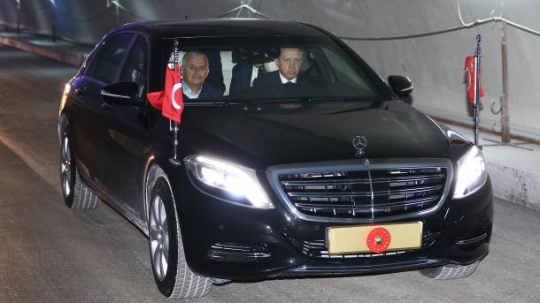 Erdogan cruza el Túnel de Eurasia con su coche oficial