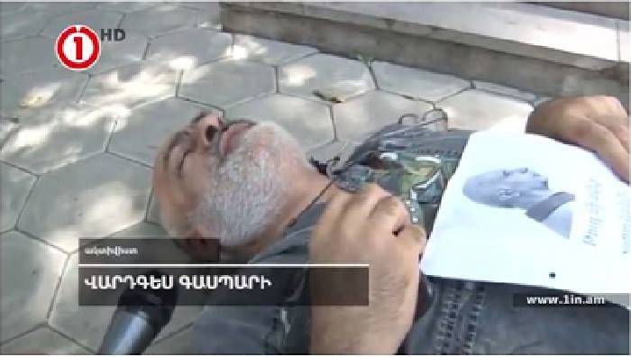 Armenischer Aktivist hat liegend protestiert -  VIDEO
