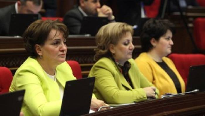 Ermənistanda qadın deputatlar bir-birilərini "qırır"