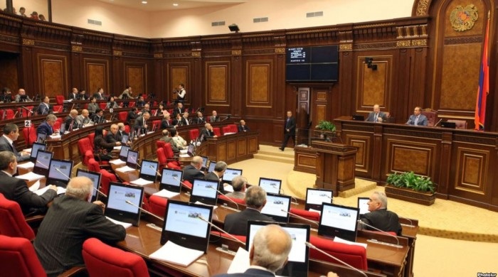 Ermənistanda qadın deputatlar dalaşdı - VİDEO