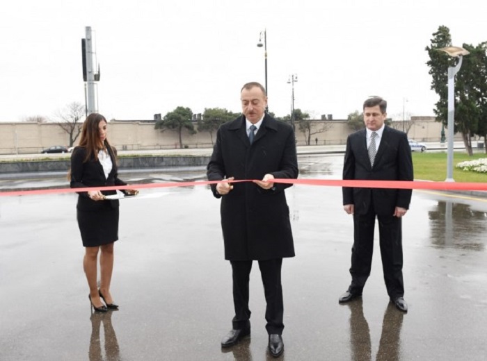 Ilham Aliyev bei der Eröffnung eines neuen Zentrums
