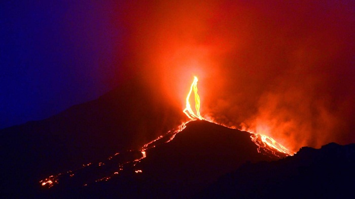 L`Etna en éruption provoque un orage volcanique