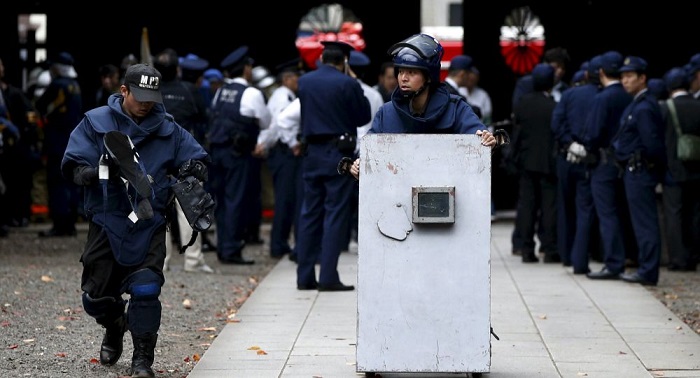 La police japonaise escorte les écoliers à cause de la mafia