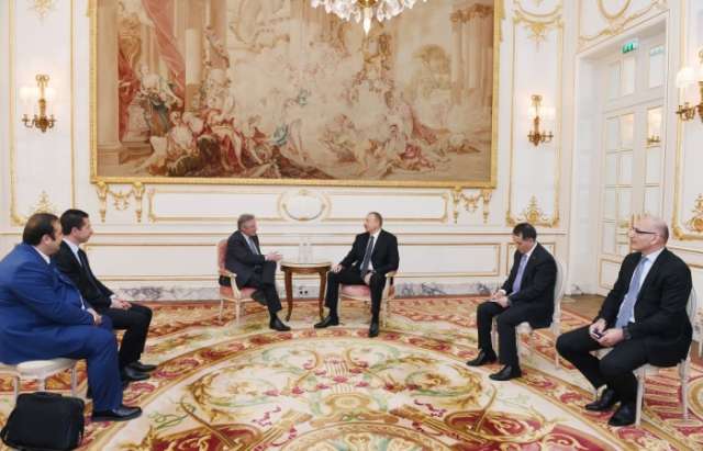 Ilham Aliyev mit Vizepräsident von Thales International in Paris