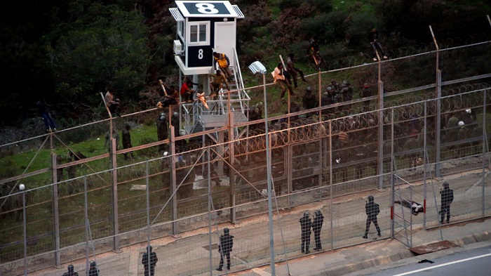 Espagne: cinquante policiers blessés dans l`assaut de mille migrants sur la frontière à Ceuta