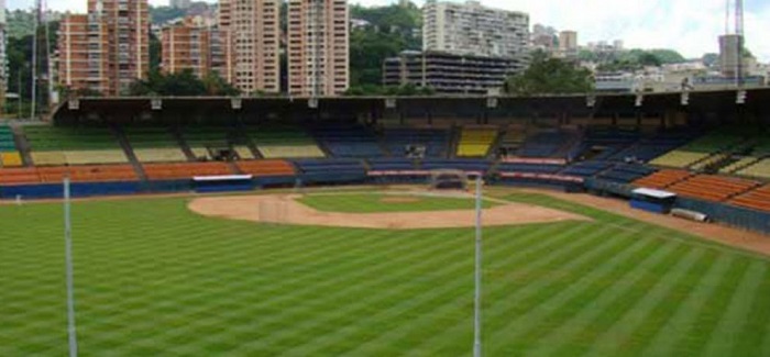 Humo blanco por el estadio Universitario