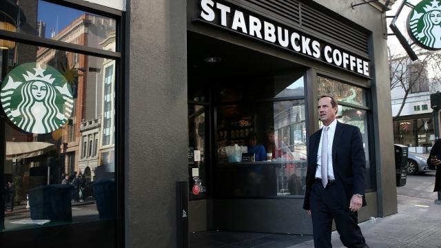 Starbucks va embaucher 10 000 réfugiés à travers le monde