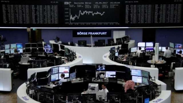 Greece, Italy tensions hit euro, Asian stocks, lift yen, gold