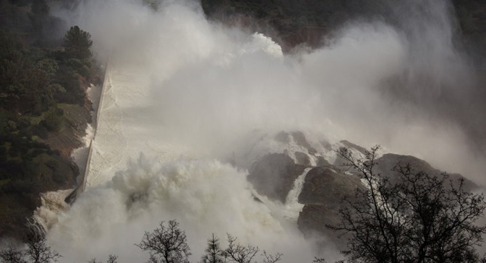 Ordenan evacuar a 130.000 personas por riesgo de inundación en California