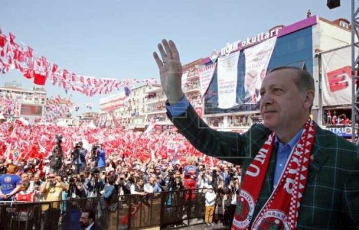 Tensa calma y últimos llamamientos al voto antes del crucial referendo turco