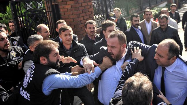 Istanbul: hundreds protest police raid on opposition media - VIDEO