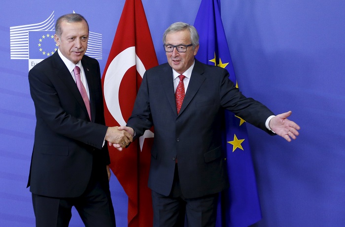 Juncker s`oppose aux revendications du chancelier autrichien de geler les négociations d`adhésion avec la Turquie