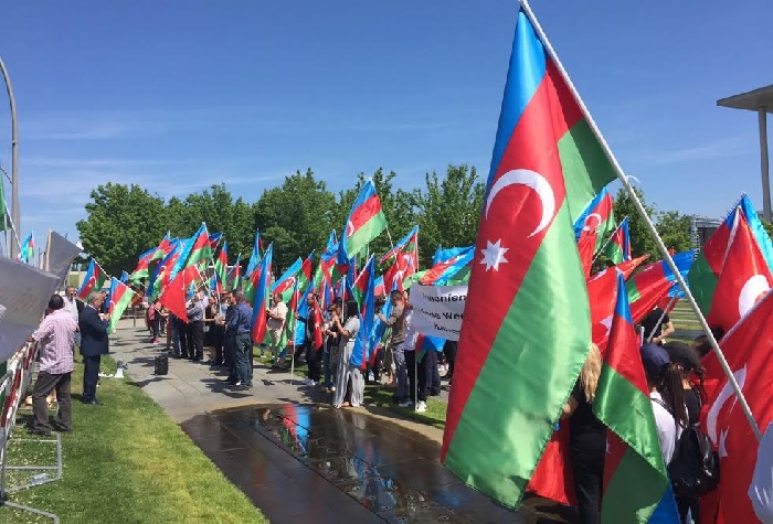 Azərbaycanlılar Merkelin ofisi qarşısında aksiya keçirdi