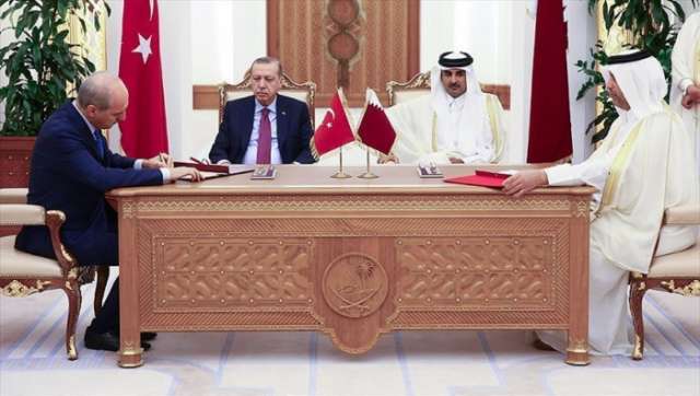 أردوغان وأمير قطر يشهدان توقيع اتفاقيات ثنائية بالدوحة