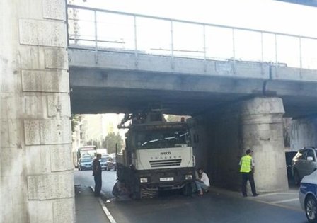 Beton vuran maşın körpüdən keçə bilmədi Beton vuran maşın körpüdən keçə bilmədi