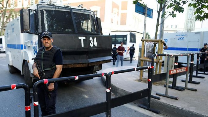Polizei schützt Konsulat mit Wasserwerfern