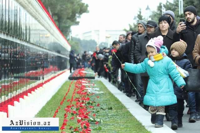 Azerbaijanis honor January 20 tragedy victims - PHOTOS

