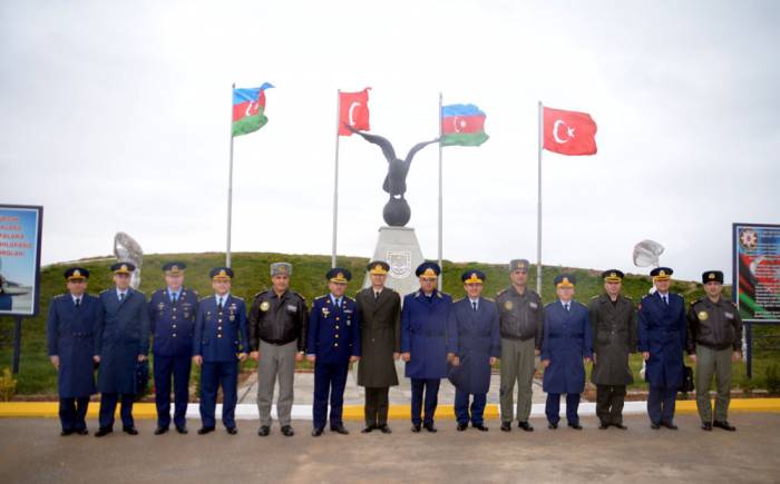 Le général turc visite les bases aériennes à Bakou – PHOTO
